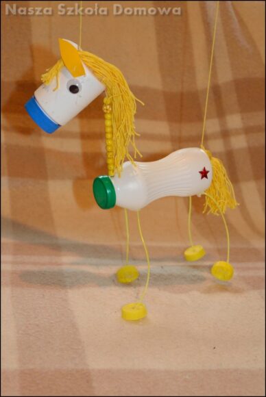 Konik z plastikowej butelki - marionetka marionetka konik z butelki