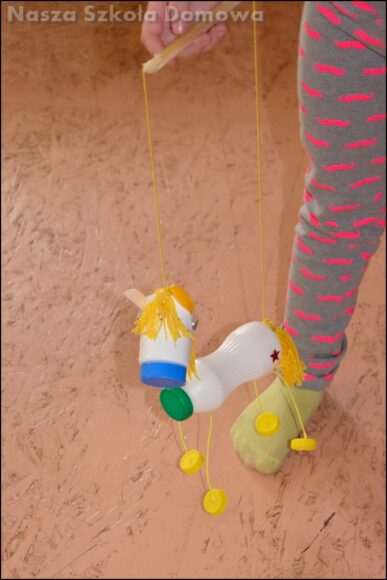 Konik marionetka z plastikowej butelki - poruszanie poruszanie konikiem marionetką