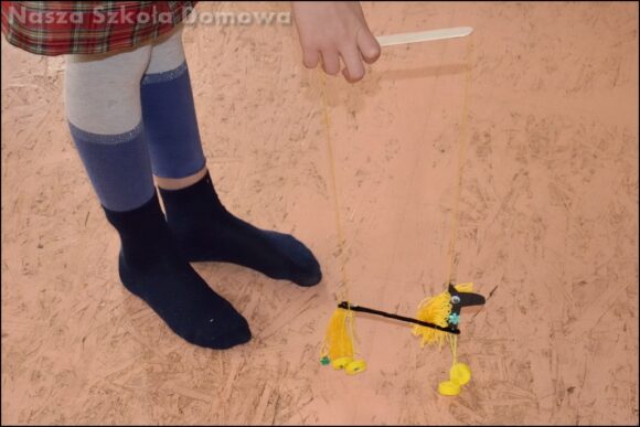 Jak poruszać konikiem marionetką konik marionetka