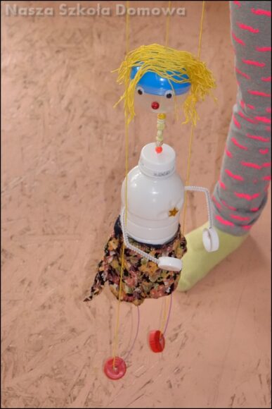 Jak poruszać prostą marionetką lalka marionetka z butelki